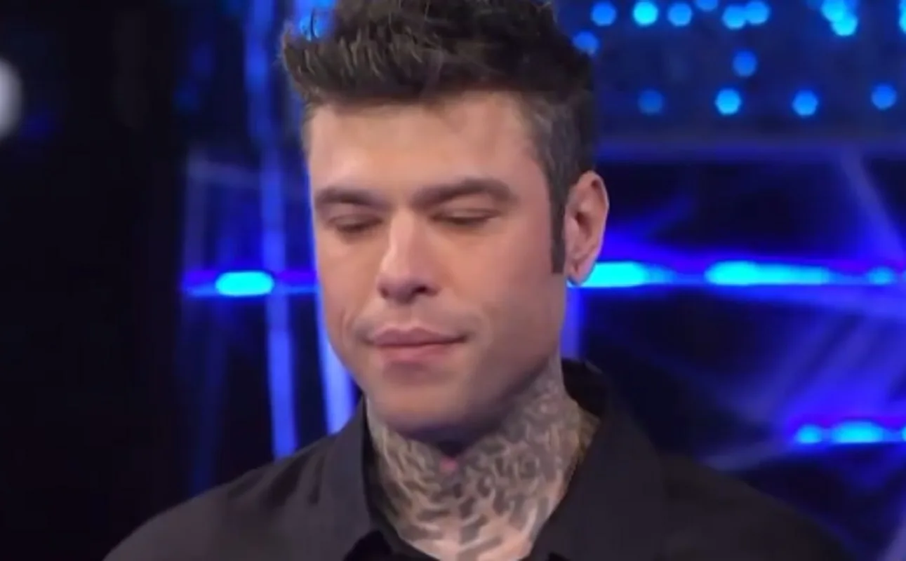 Fedez durante l'intervento a Sarà Sanremo