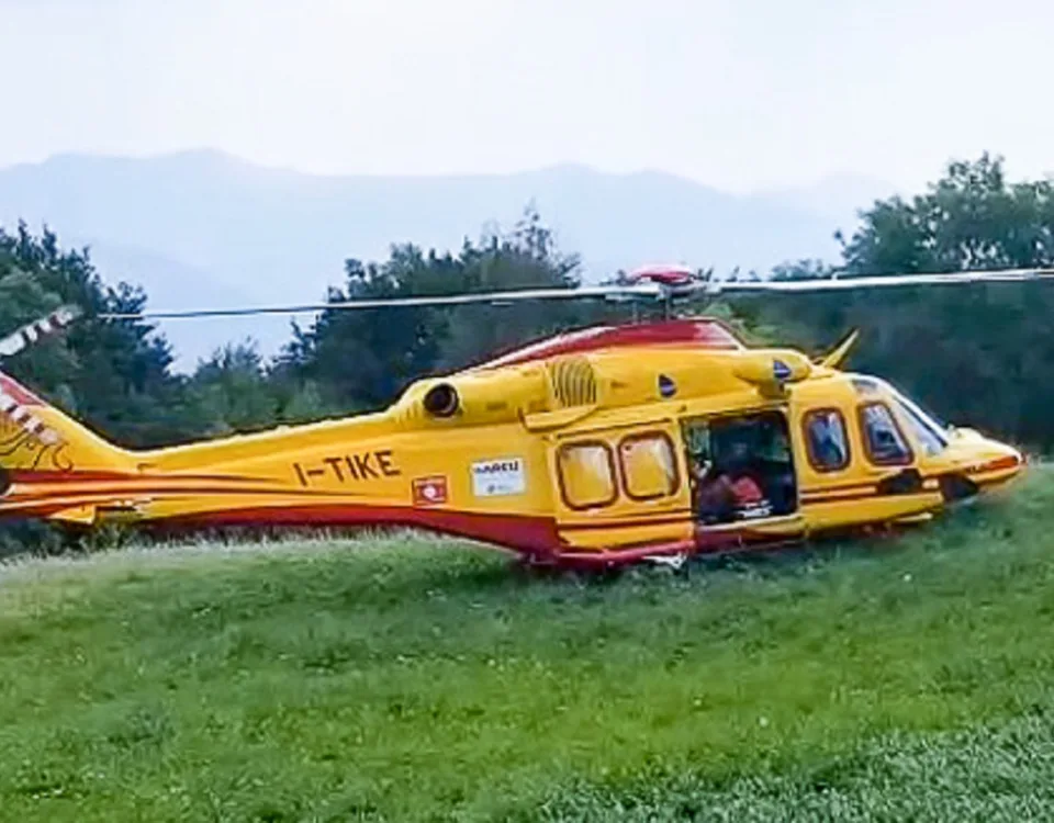 La 41enne è stata trasporta in eliambulanza da Selvino