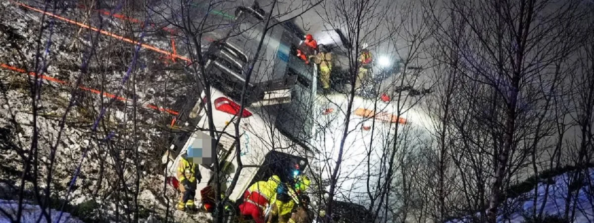 L'autobus caduto nel lago Asvatnet in Norvegia