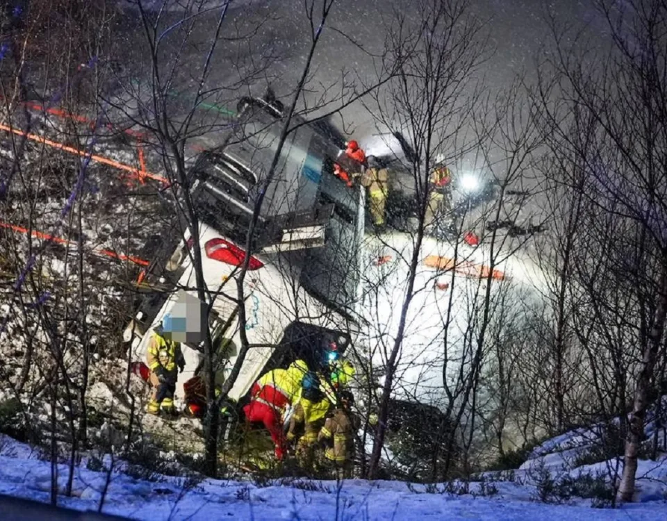 L'autobus caduto nel lago Asvatnet in Norvegia