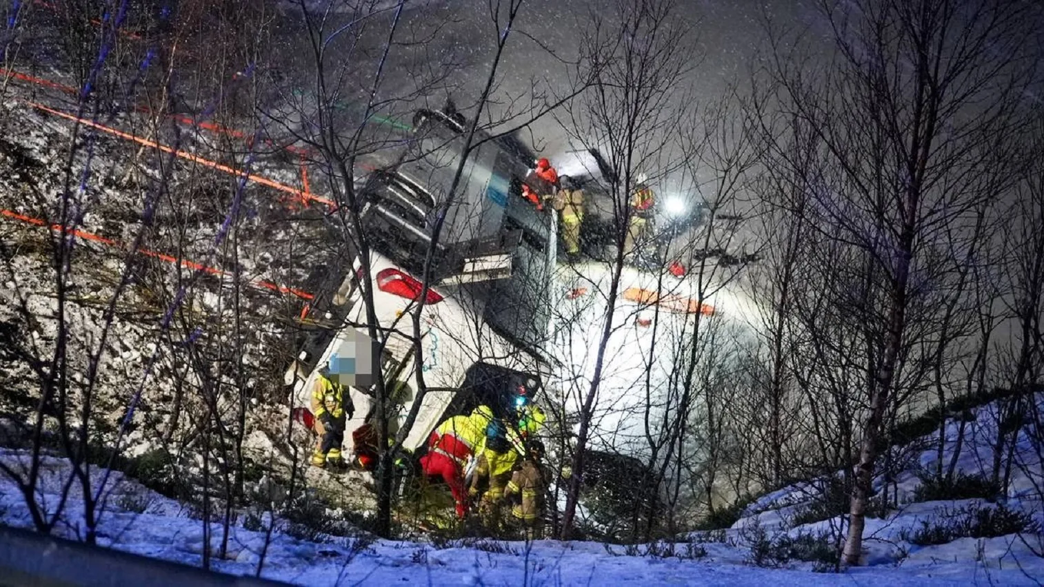 L'autobus caduto nel lago Asvatnet in Norvegia