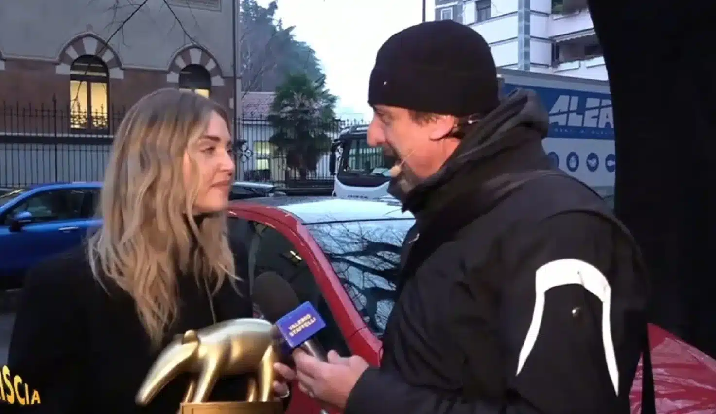 Chiara Ferragni ha ricevuto il tapiro d'oro di Striscia per la cover di Fedez