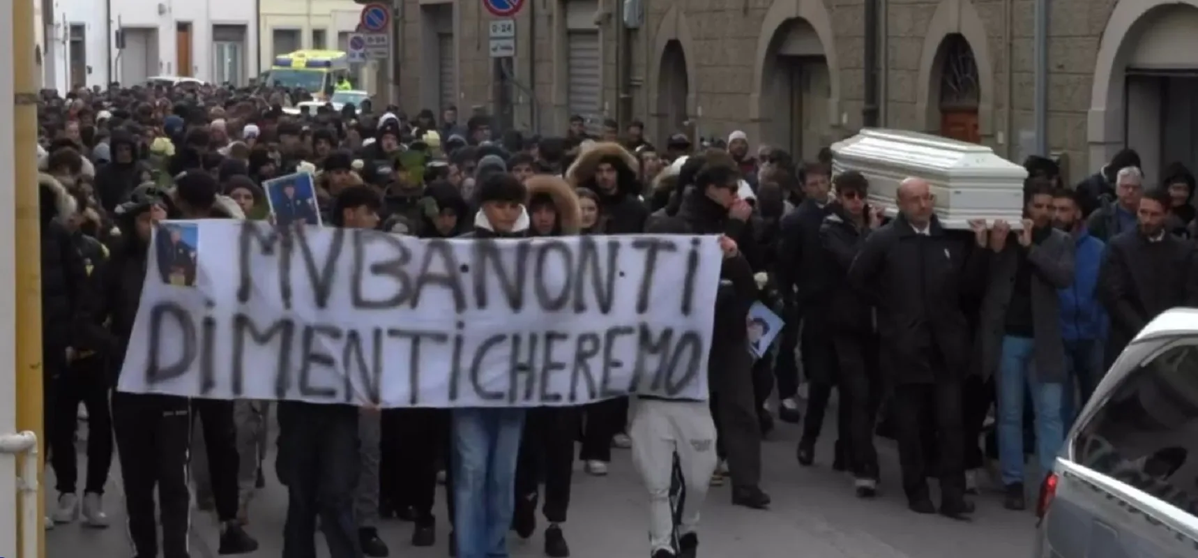 Commozione ma anche momenti di tensione al funerale di Maati