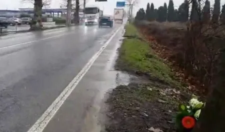 Fiori sul luogo dell'incidente a Bussolengo