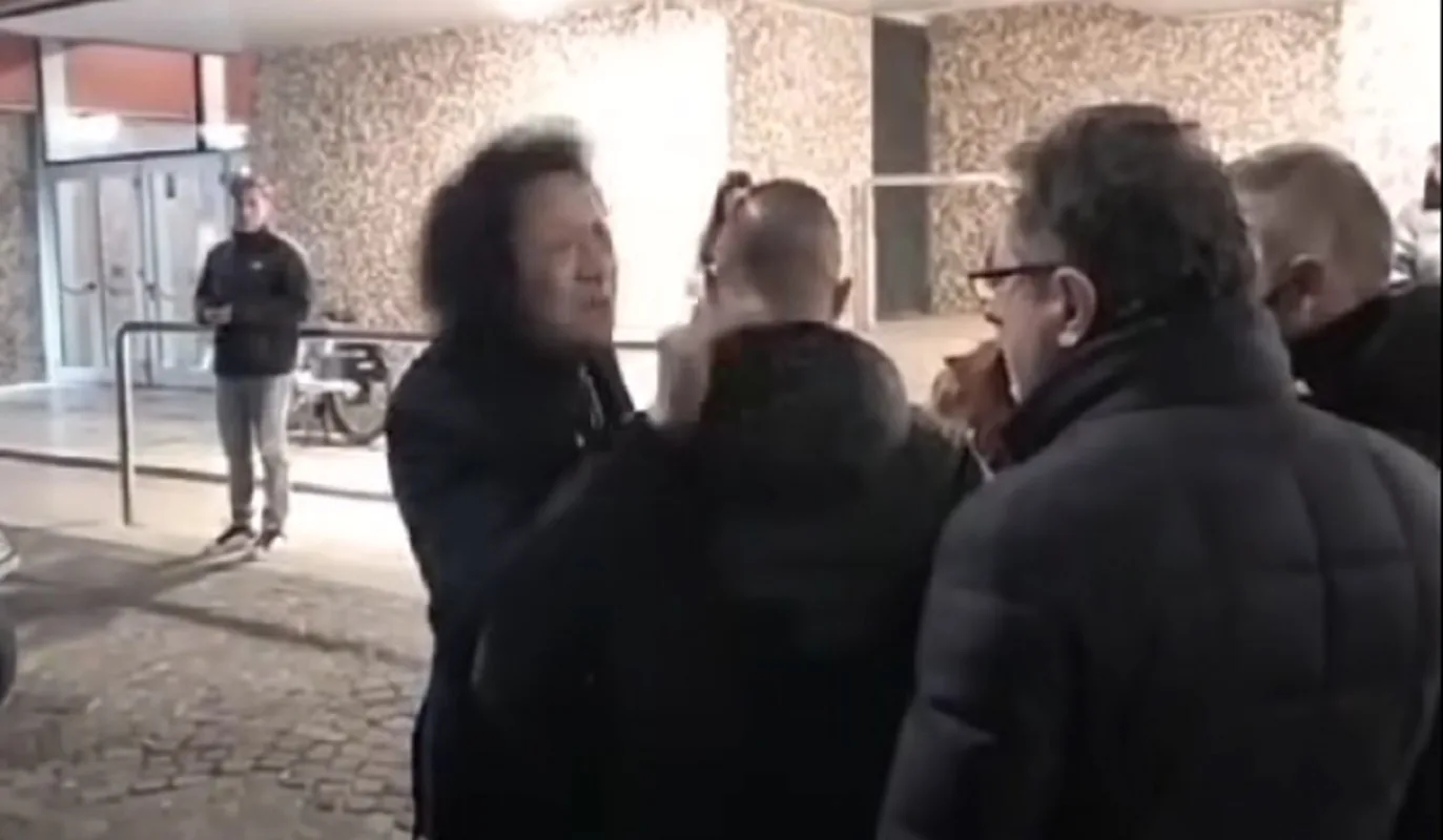 James Senese discute con il deputato Borrelli davanti allo Space a Fuorigrotta