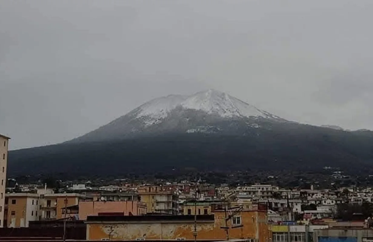 La neve torna a imbiancare il Vesuvio