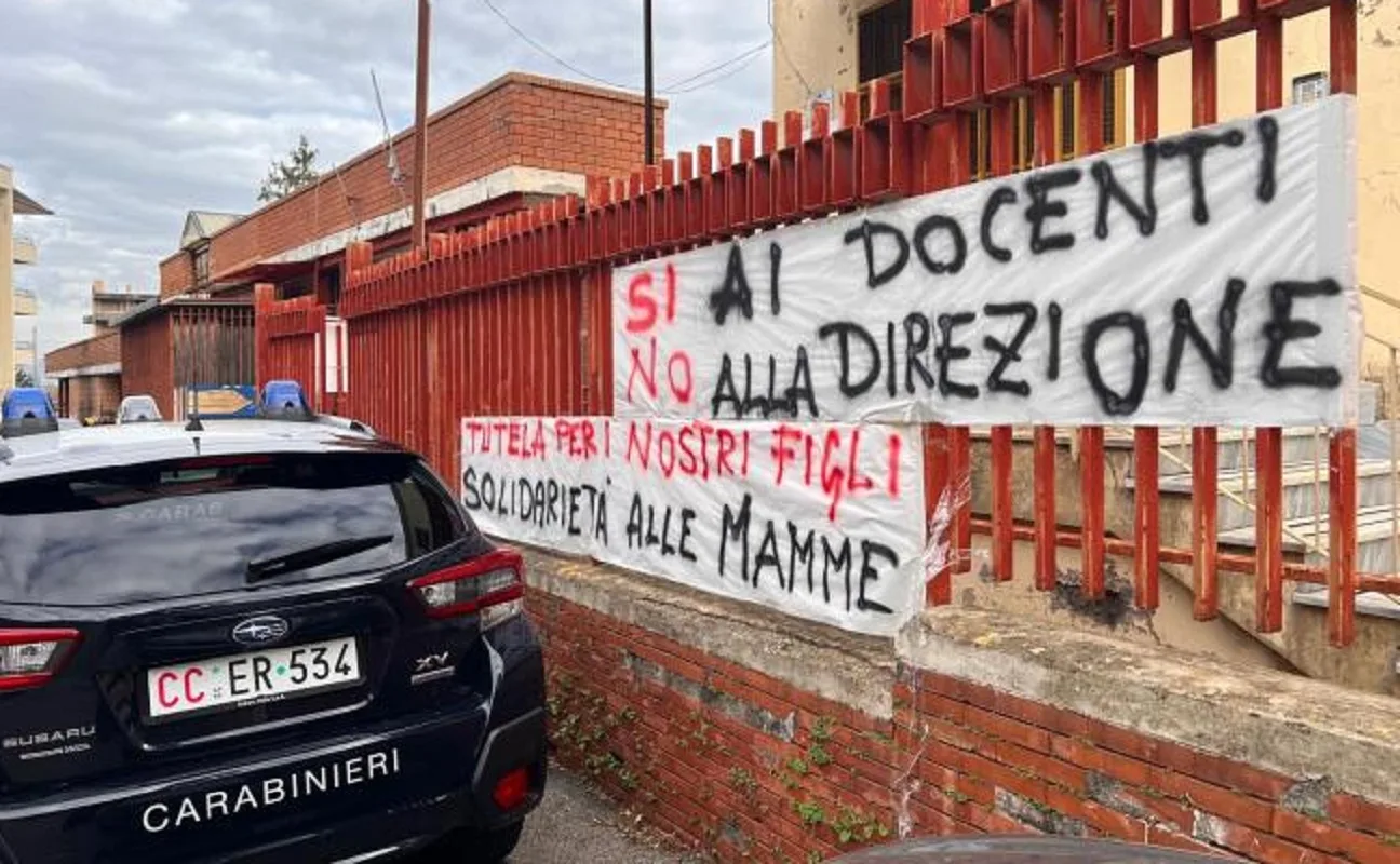 Lo striscione delle mamme nei giorni della protesta