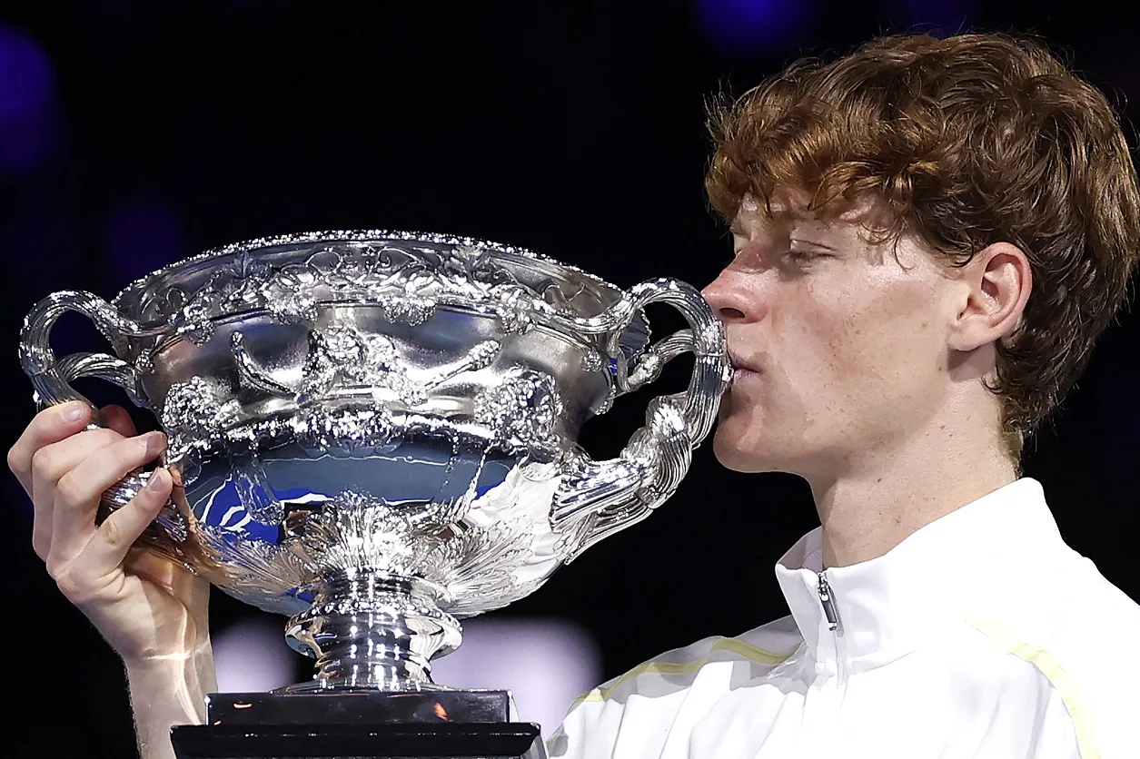 Sinner bacia il trofeo, è ancora re degli Australian Open