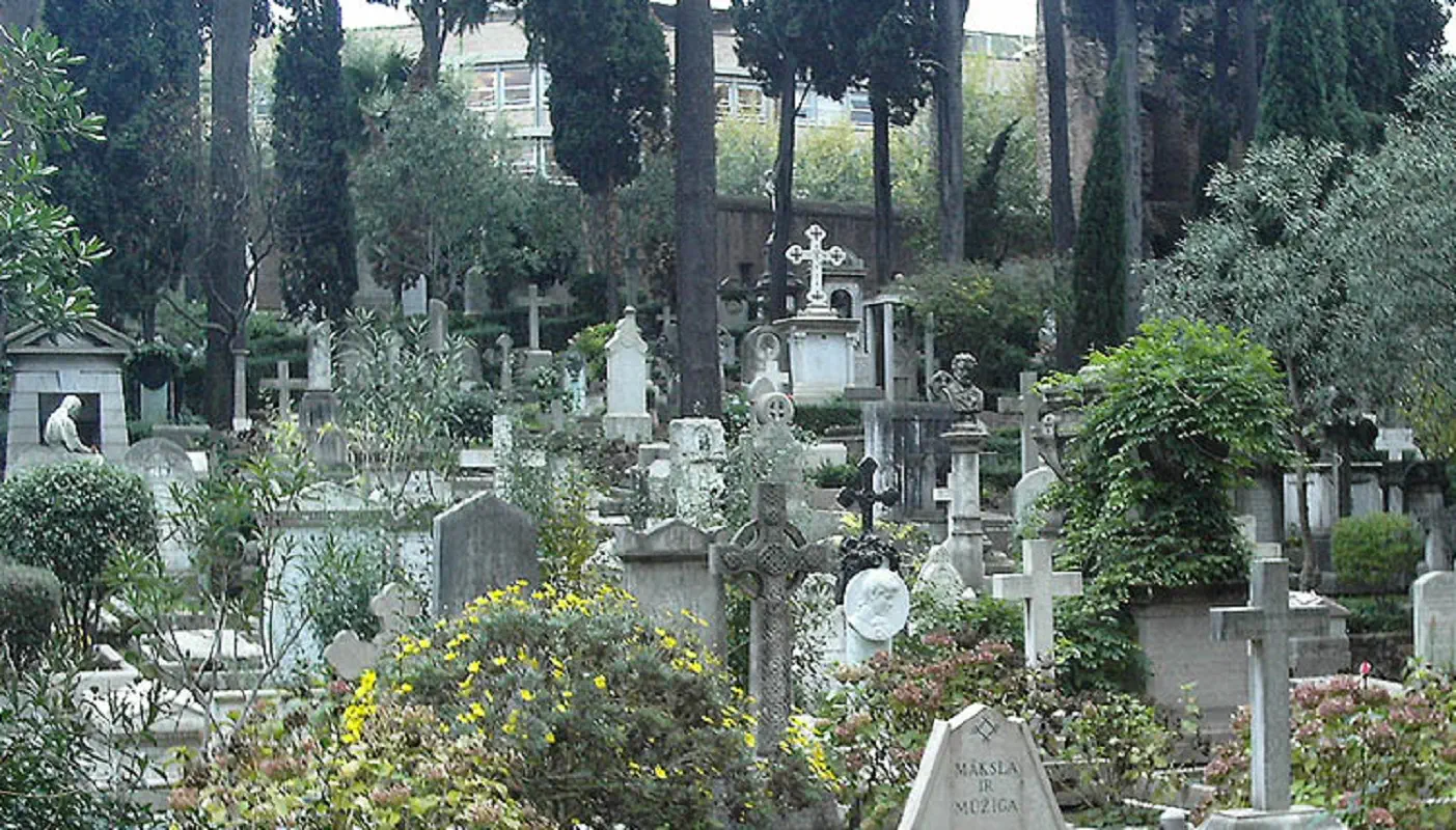 Ha lasciato la figlia al cimitero per non aver obbedito