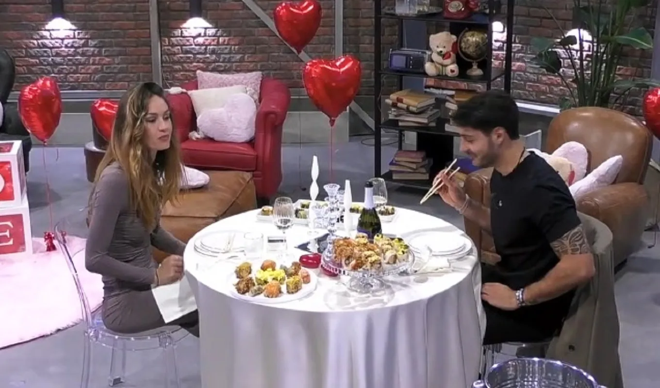 Helena e Javier durante la cena romantica