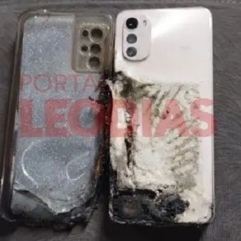 I resti del telefono andato a fuoco