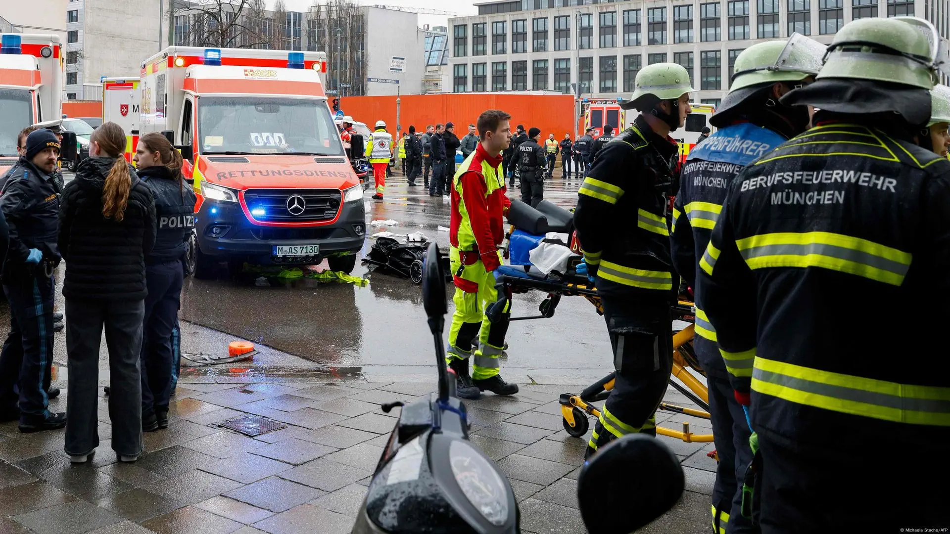 L'auto è piombata sulla folla a Stiglmaierplatz