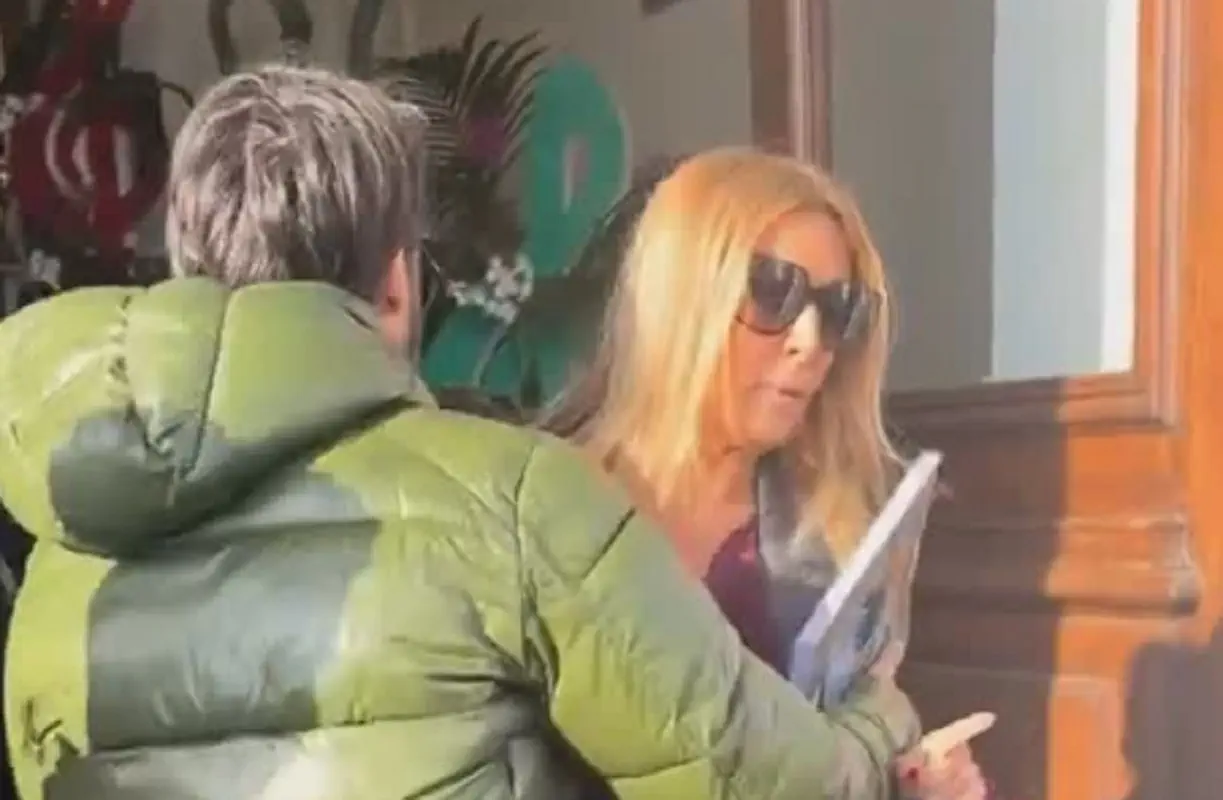 Selvaggia Lucarelli attaccata da una signora davanti l'hotel dove alloggia a Sanremo