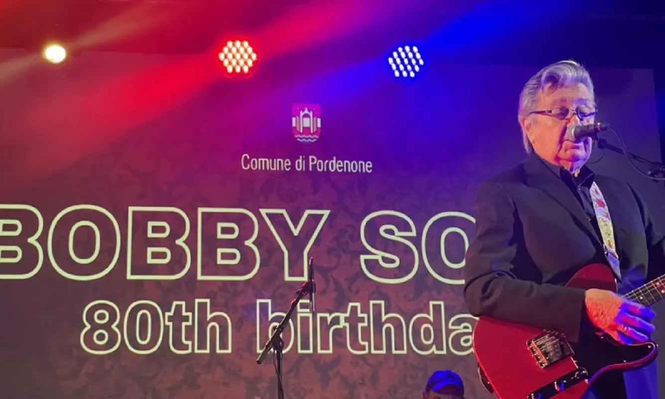 Bobby Solo accusa un malore e sviene durante il concerto a Pordenone per festeggiare gli 80 anni