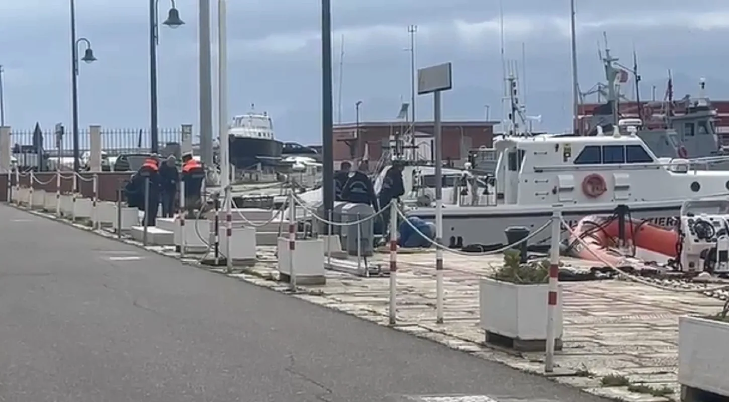 Giallo a Cagliari: corpo di una 30enne recuperato in mare a Cala Fighera, si cerca un uomo