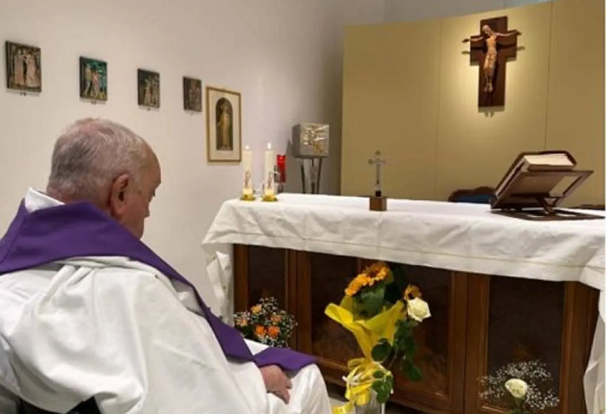 La prima foto di Papa Francesco dopo 31 giorni di ricovero