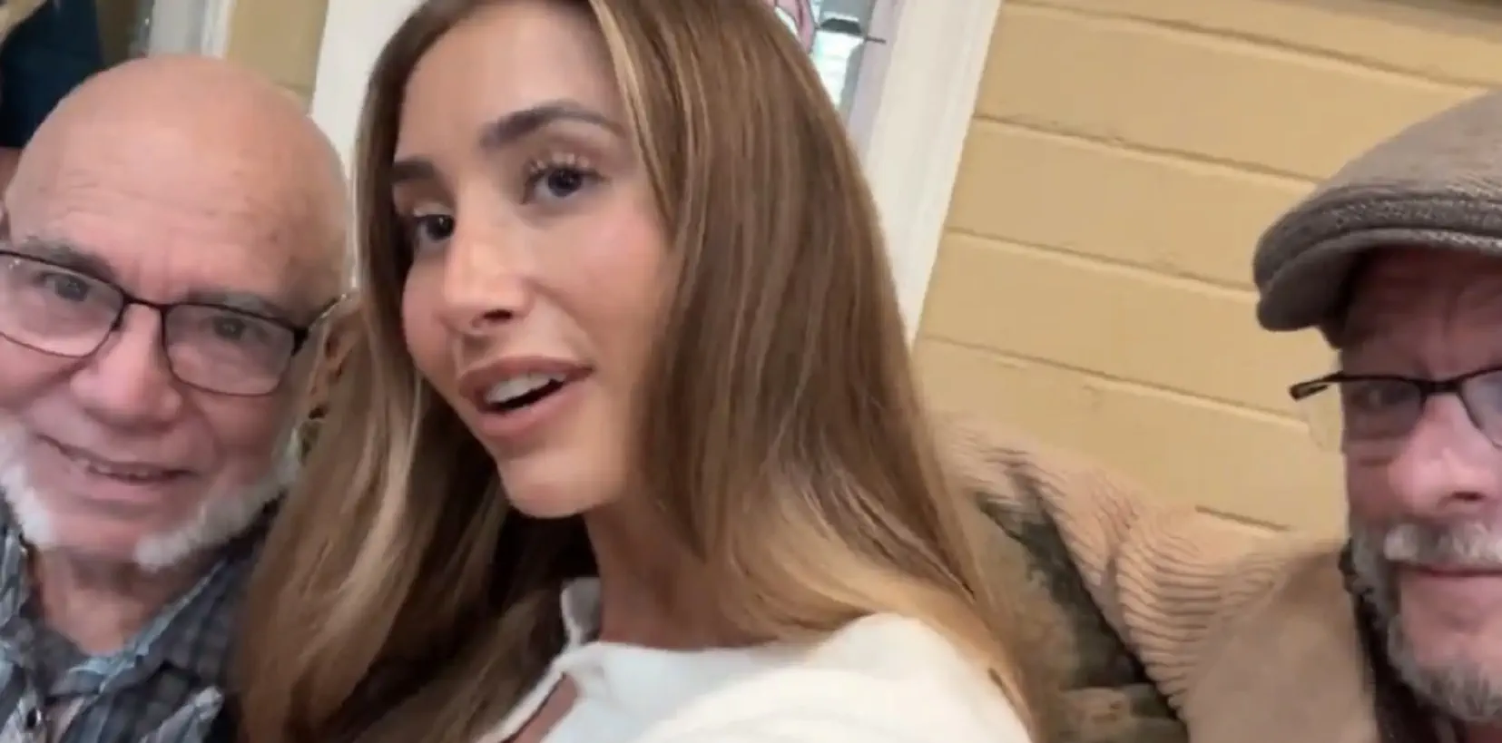 Lily Phillips con il suo fan più anziano e un amico