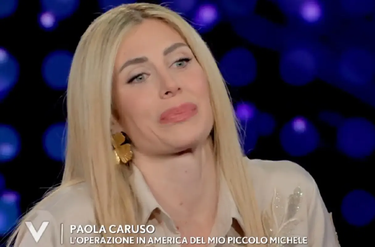 Paola Caruso dopo l’operazione del figlio: ‘Ora cammina senza inciampare’, la paura per la madre